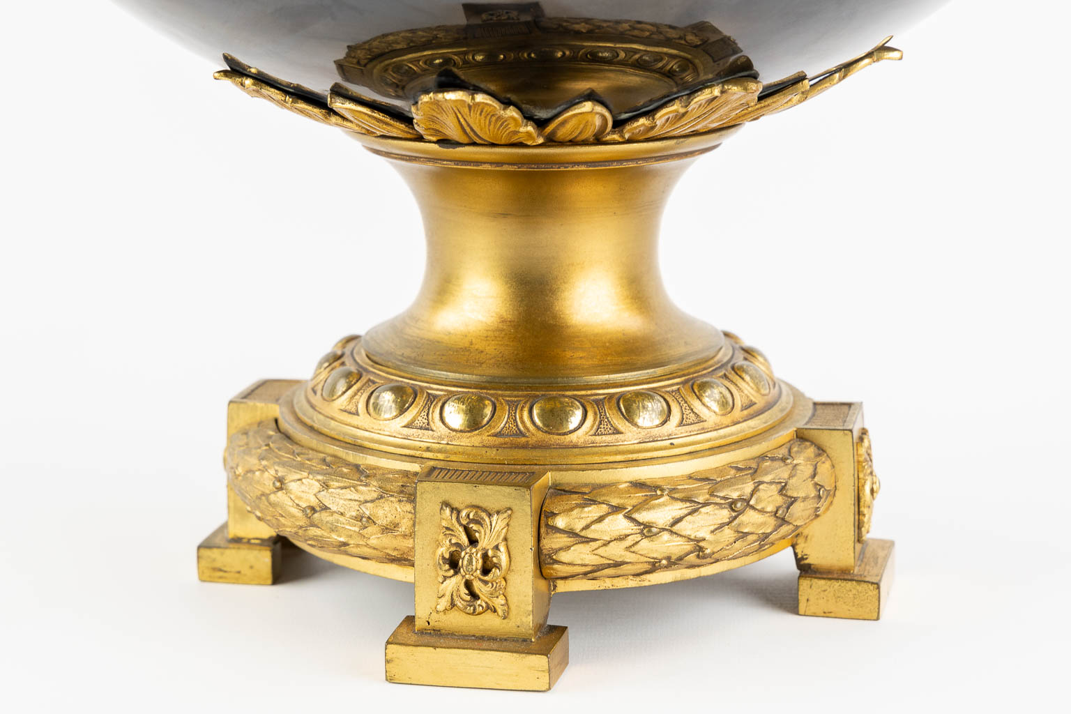 Een grote faience vaas gemonteerd met verguld brons in Lodewijk XVI stijl. Circa 1900. (L:34 x W:40 x H:50 cm)