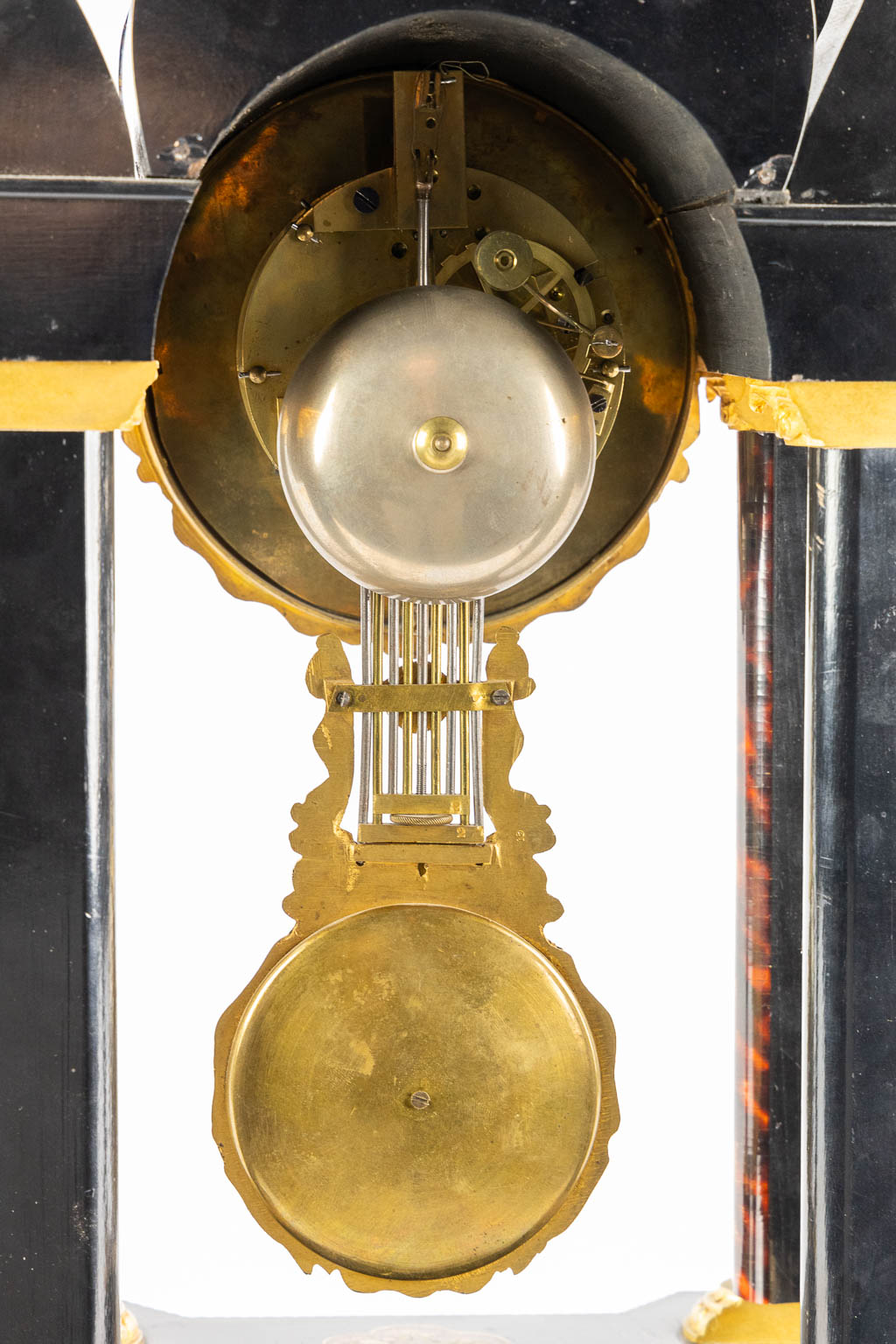 Een schouwklok, Boulle marqueterie inleg voor de Zweedse markt, Napoleon 3, 19de eeuw. (L:14 x W:25 x H:51 cm)
