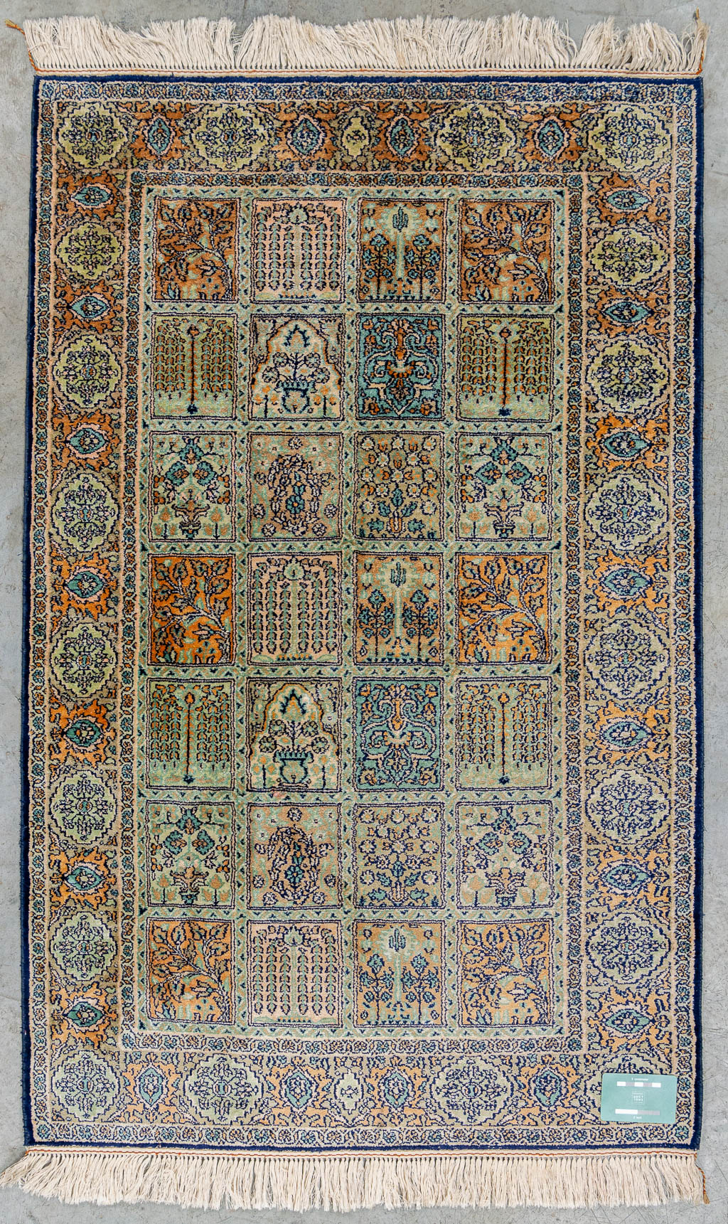 Een Oosters, handgeknoopt tapijt gemaakt in Kashmir, India. (125 x 78 cm)