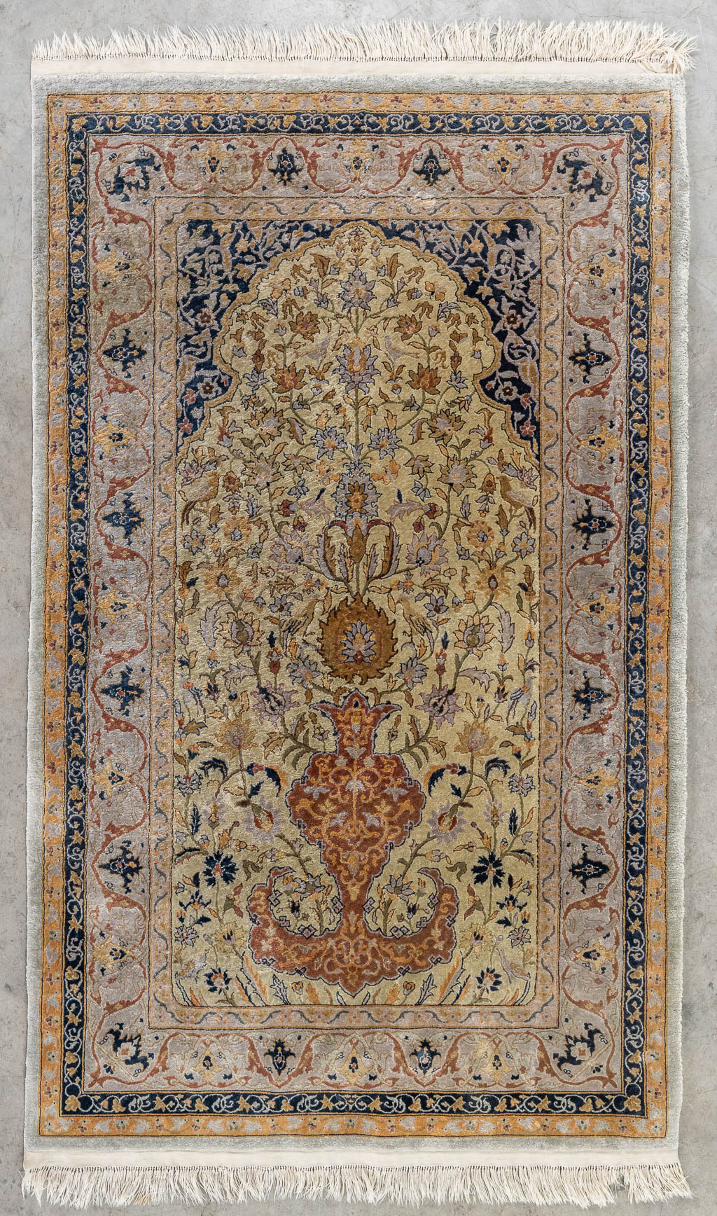 auteur voorzien India Een Oosters handgeknoopt tapijt, China, Zijde. (L: 152 x W: 91 cm) |  Flanders Auctions