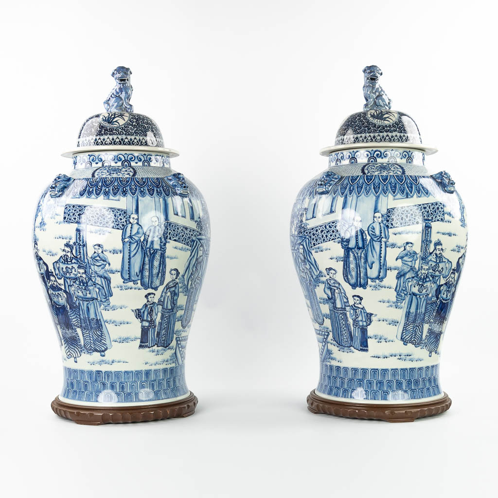 A pair of large Chinese vases with lid, made of blue-white porcelain with the emperor, dragons and with foo dogs. (H:83cm)