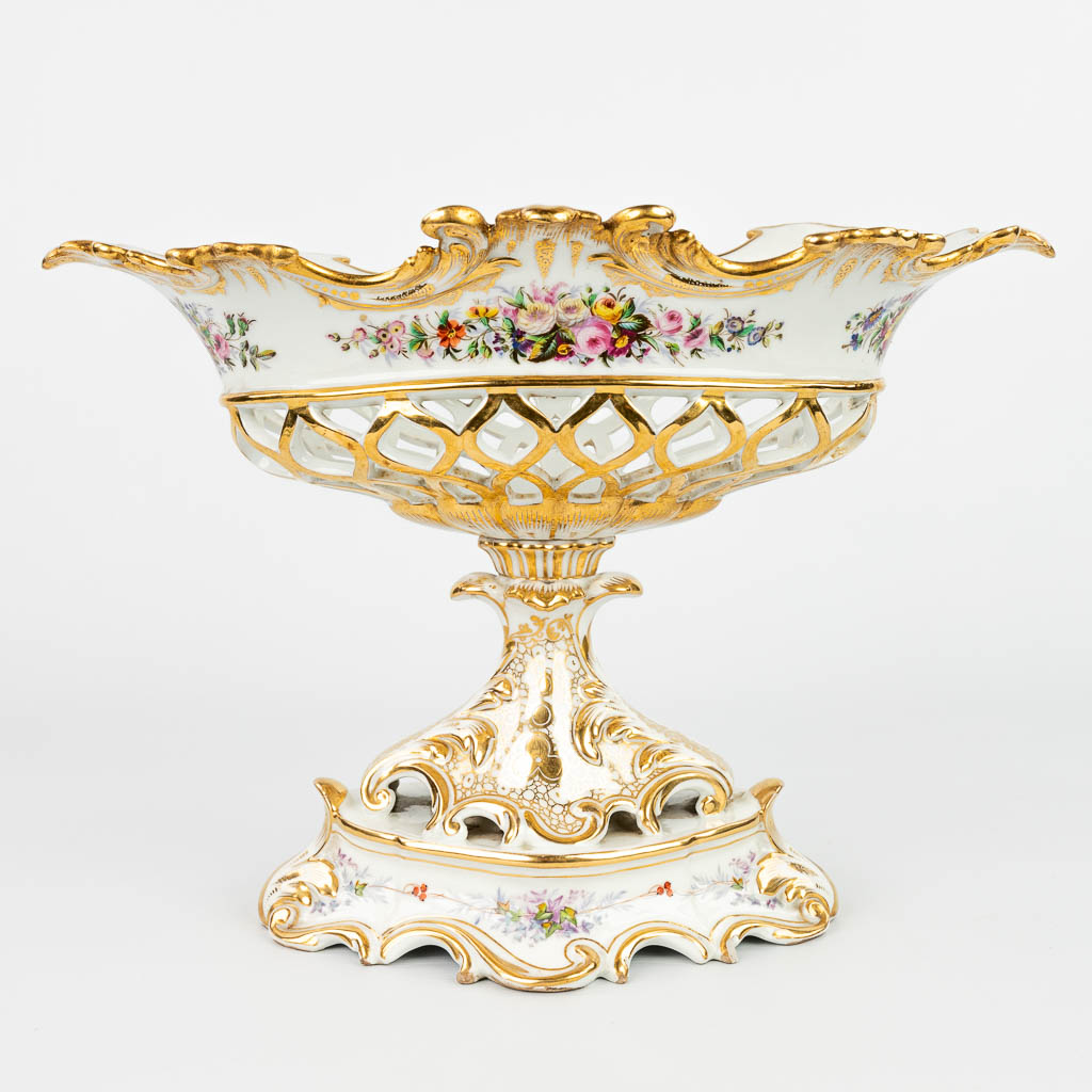 A table centrepiece made of Brussels Porcelain in Louis Philippe style, with hand-painted decor. (H:29,5cm)