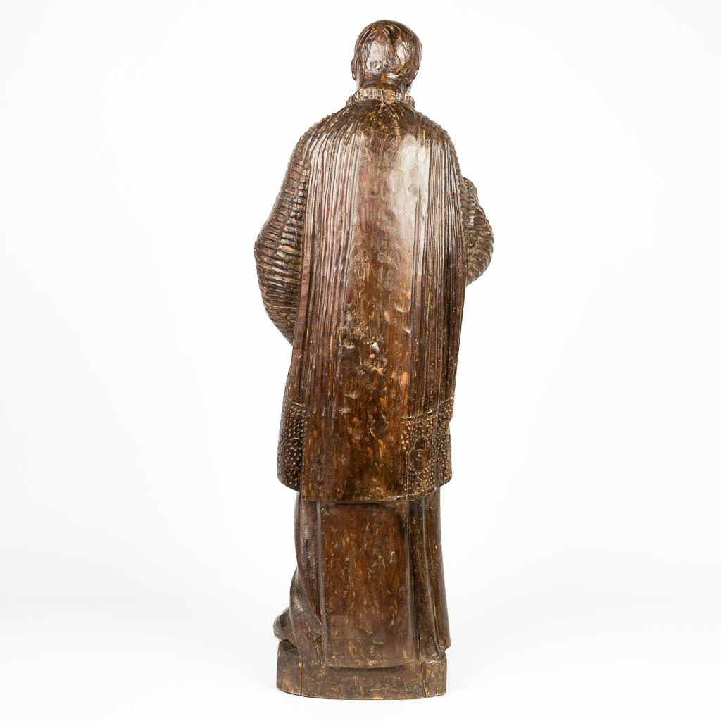 Een houtsculptuur van een priester, 19de eeuw. (H:103cm)