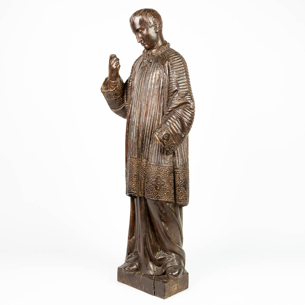 Een houtsculptuur van een priester, 19de eeuw. (H:103cm)