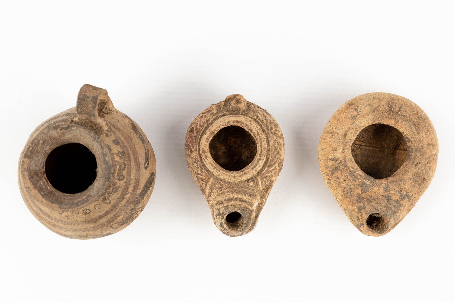 Vaasjes en olielampen, 6 stuks, bodemvondsten, Mogelijk van Romeinse oorsprong. (H:13 cm)