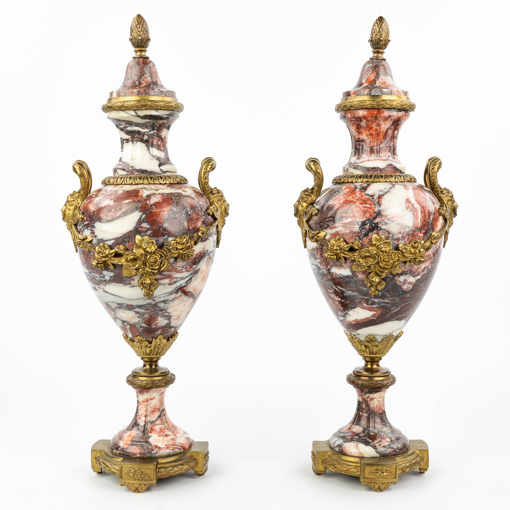 Een paar cassolettes gemaakt uit rode marmer en gemonteerd met verguld brons in Lodewijk XVI stijl. (H:51cm)