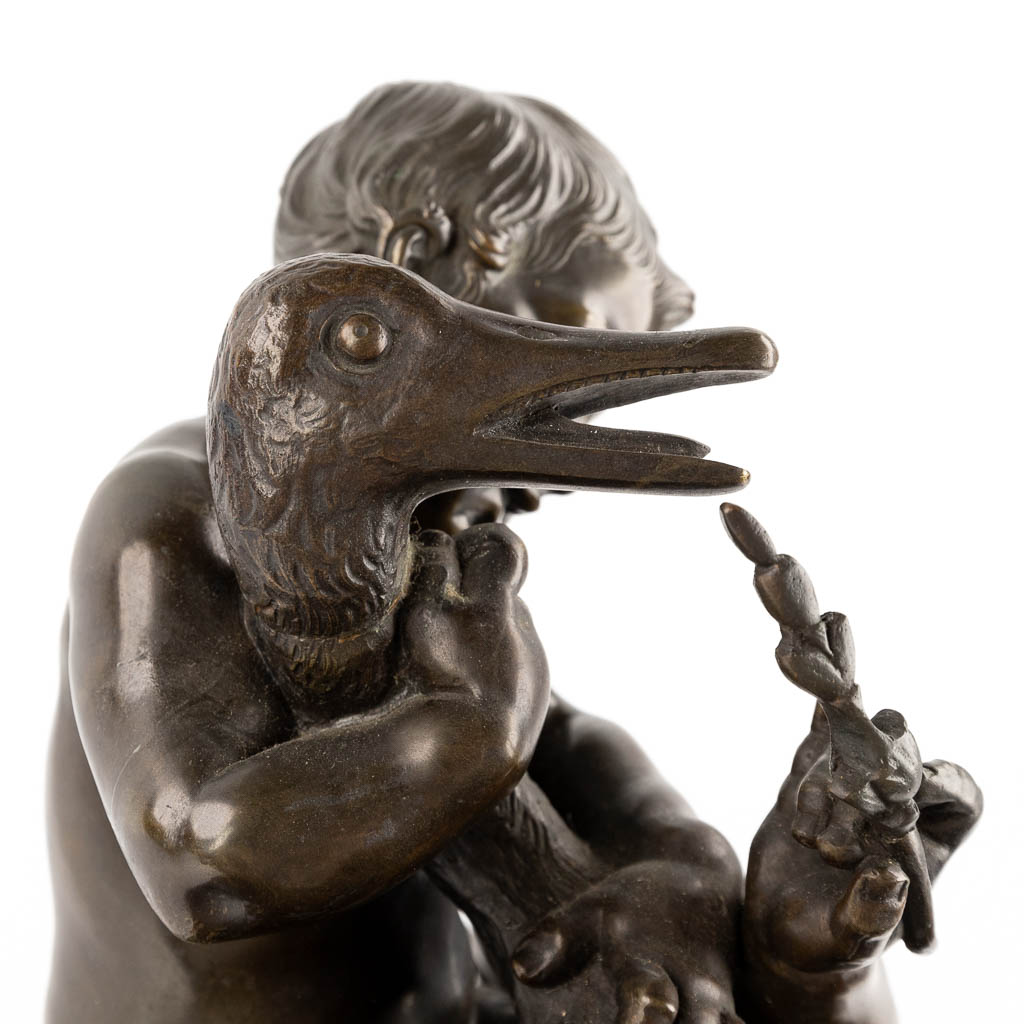 CLODION (1738-1814)(Attr.) Twee paar putti met een zwaan, gepatineerd brons op marmer. (D:22 x W:22 x H:36 cm)