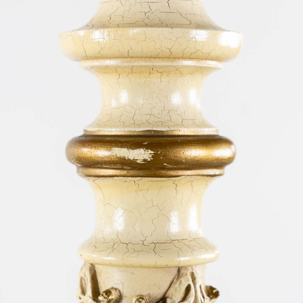 Een kleerhanger, gepatineerde resine met een putto. (L:49 x W:49 x H:186 cm)