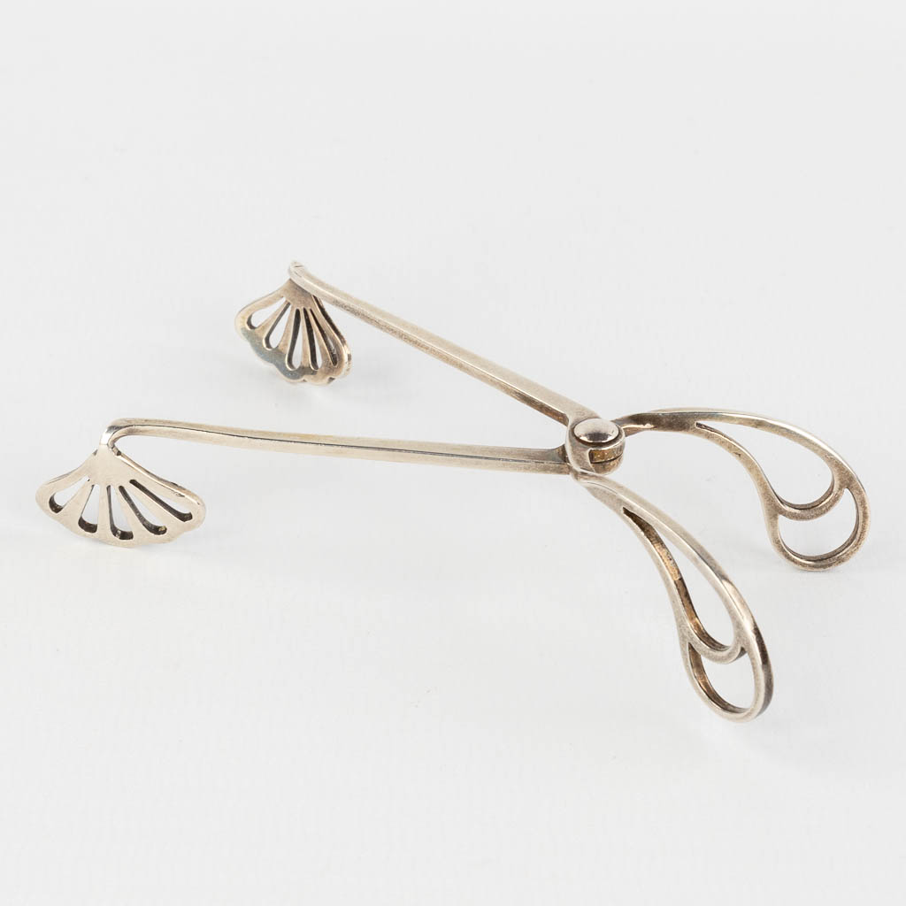  A sugar tongs made of silver in art nouveau periode. 14,40g. 935/1000