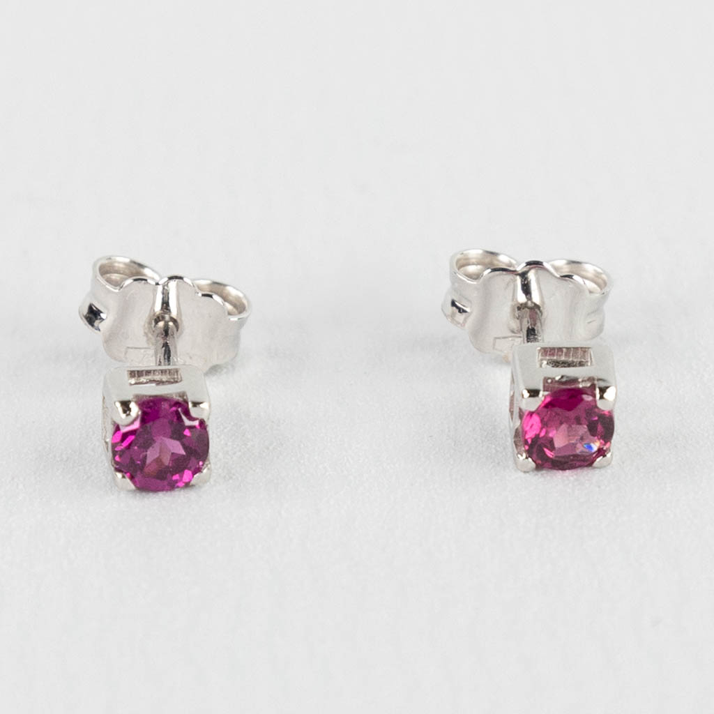 Two earrings with facetted 'Rhodolite', 18kt white gold, 1,07g.