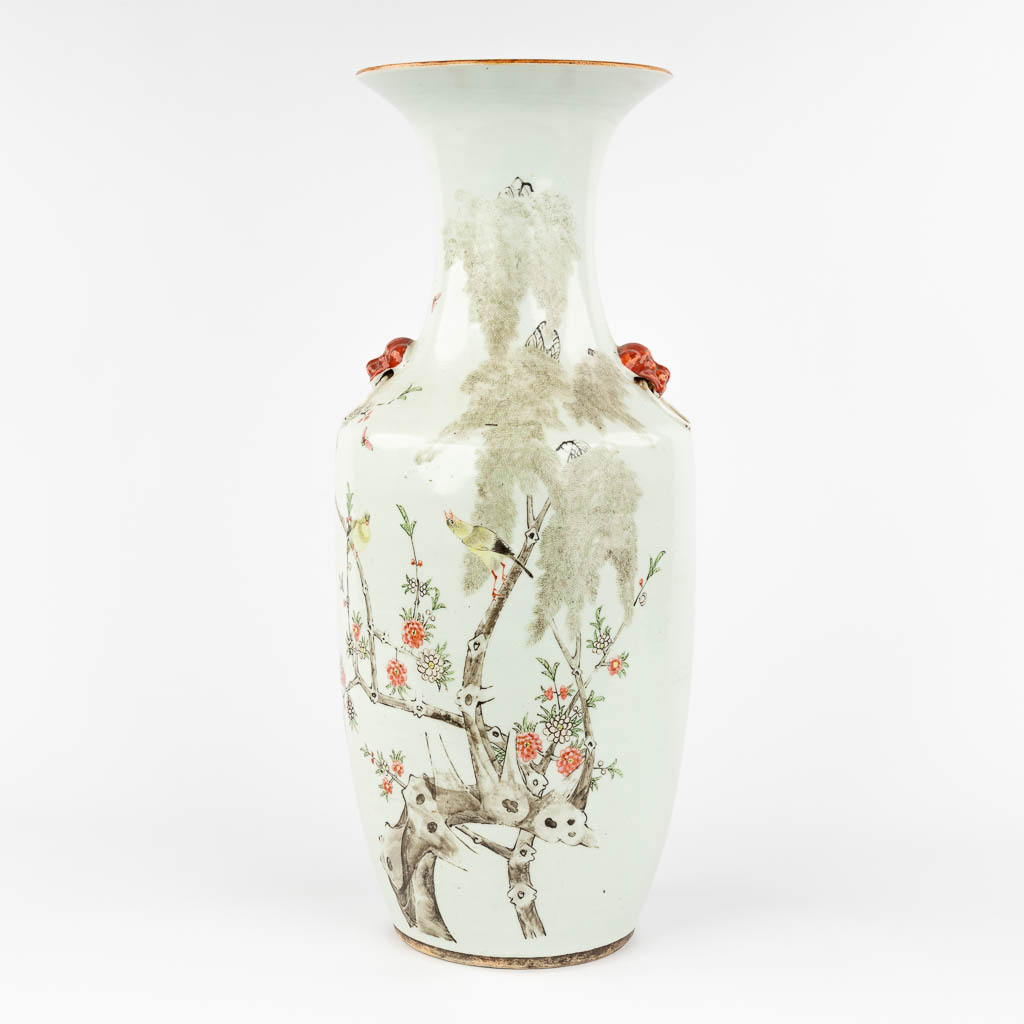 Een Chinese vaas, gedecoreerd met fauna en flora. 19de/20ste eeuw. (H: 56,5 x D: 23 cm)