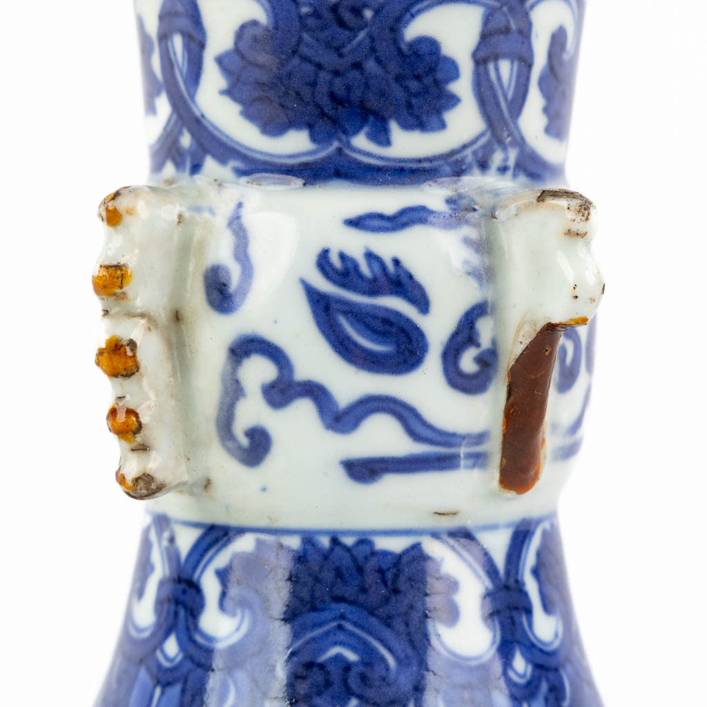 Een Chinese bekervaas, blauw-wit, Kangxi of Yongzheng periode. (H:20 x D:15,5 cm)