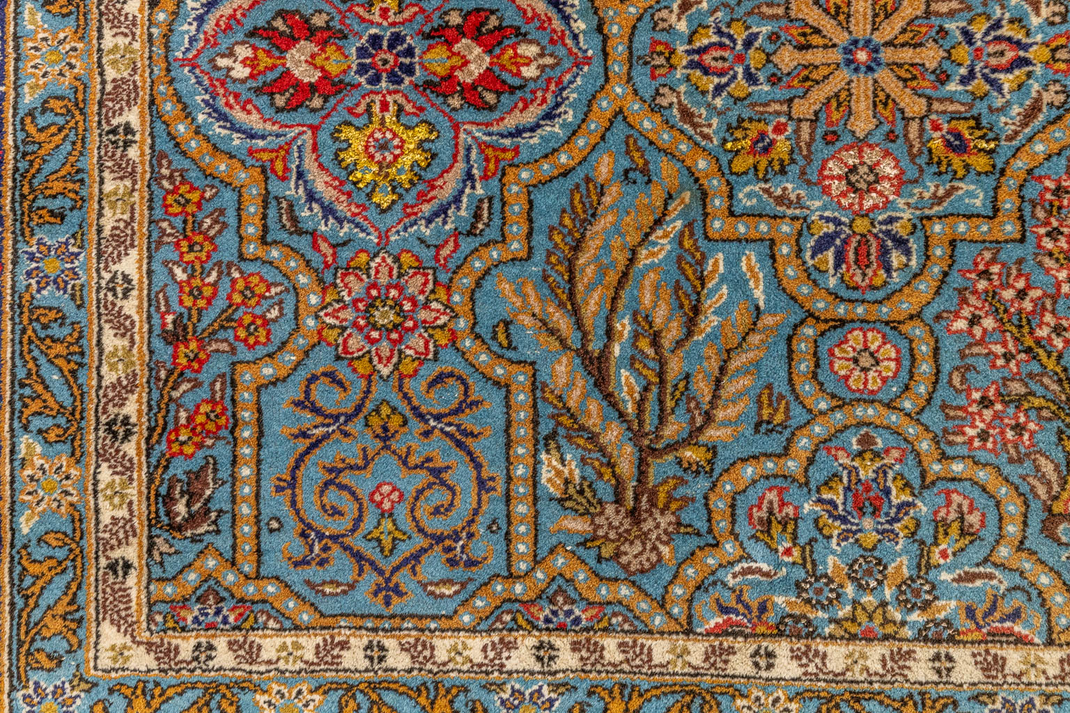 An Oriental hand-made carpet, Bakhtiar. (232 x 340 cm). (232 x 340 cm)