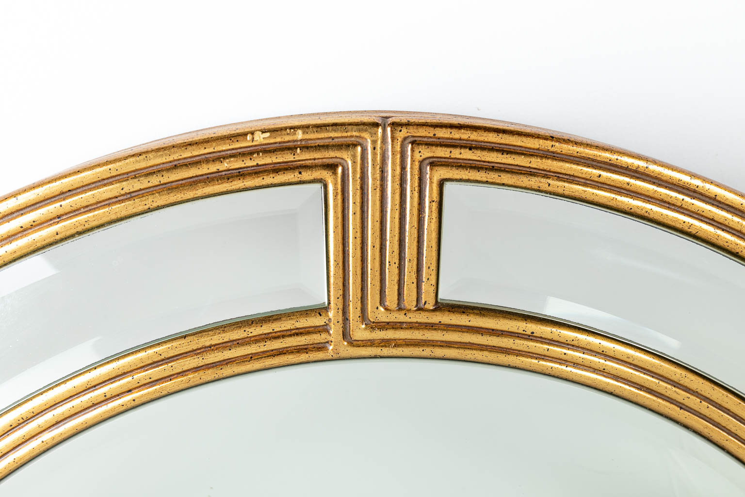 Een mid-century spiegel gemaakt door Deknudt. (H:116cm)