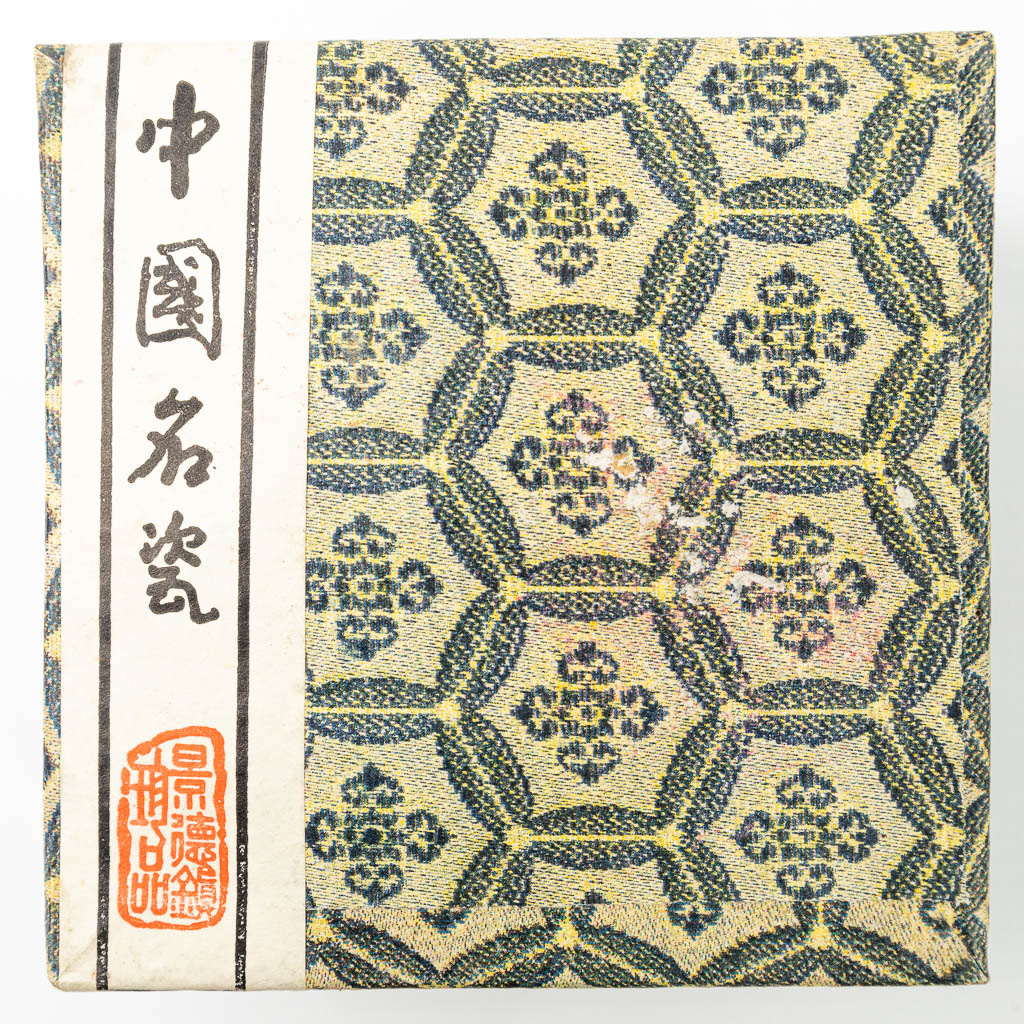 Een collectie van 7 Chinese schaaltjes gemaakt uit eierschaalporselein met handgeschilderd decor. Periode Republiek. (H:6cm)