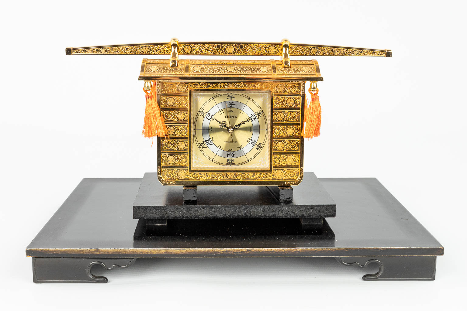 Een collectie van 2 klokken in Oosterse stijl, gemaakt door Citizen. (H:32cm)