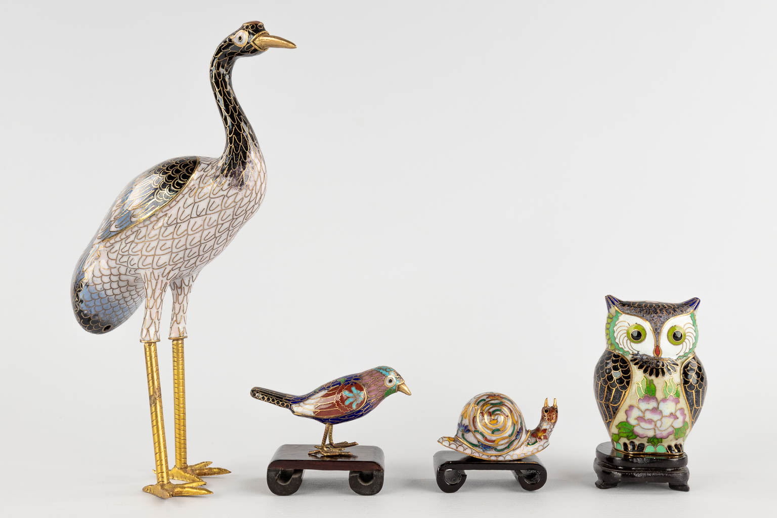 A large collection of 25 items and figurines, cloisonné bronze. 20th C. (H:23 cm)