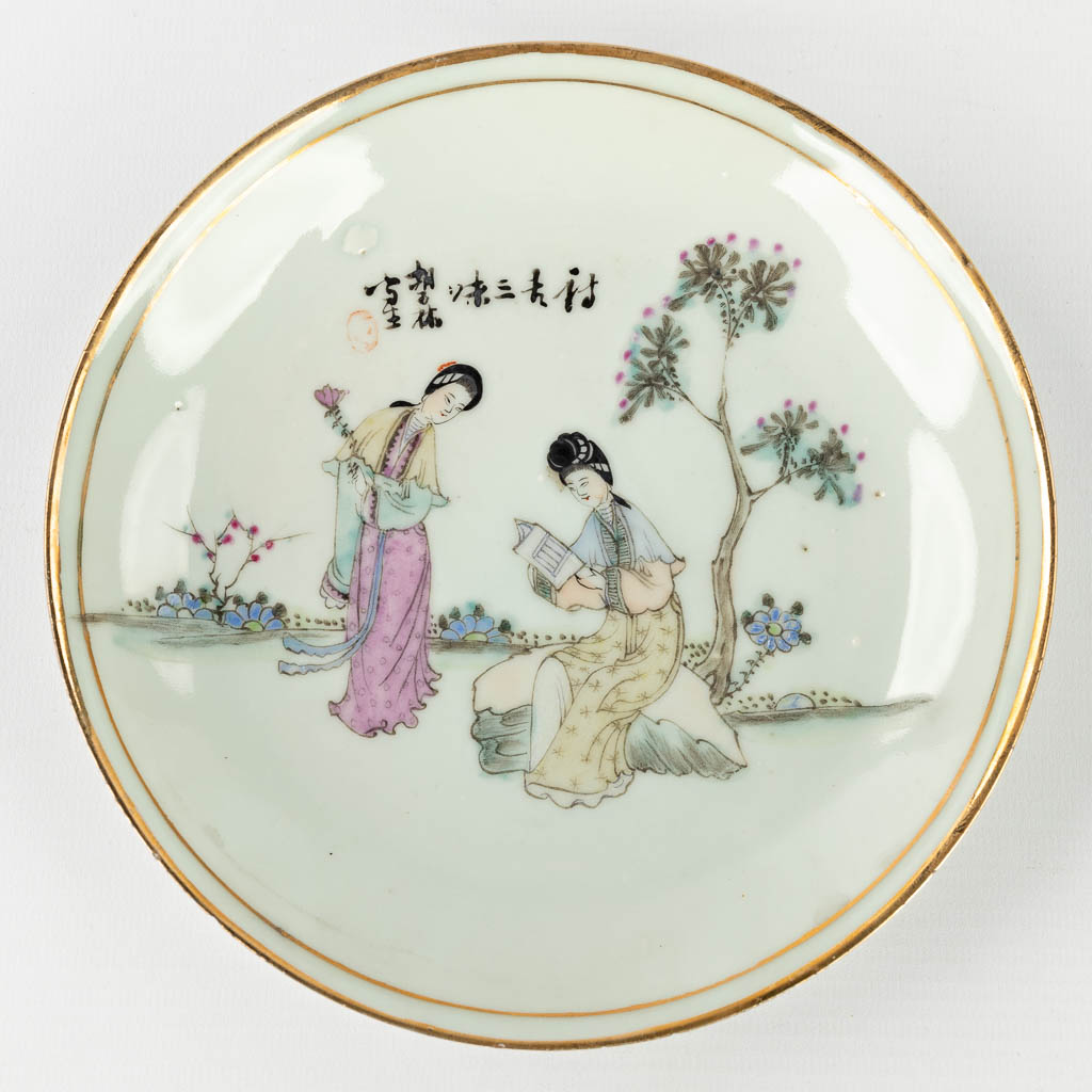 A set of 12 Chinese Famille rose display plates, decorated with ladies. 19th/20th C. (D: 17,5 cm)