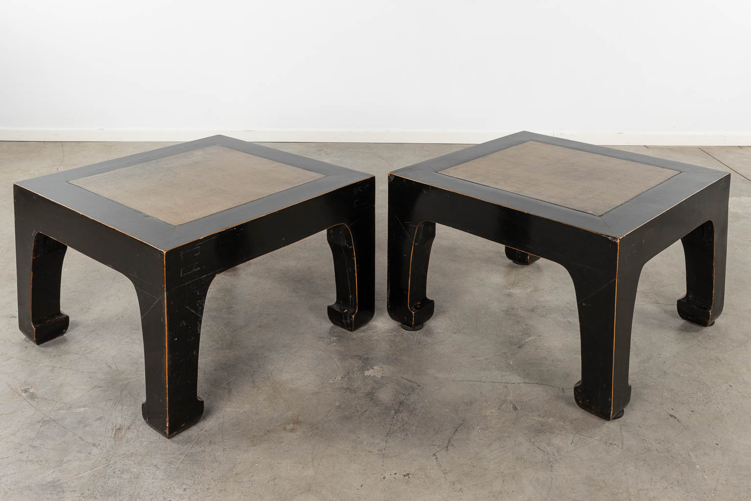A pair of Chinese coffee tables, black lacquered with a stone top. 19th C. (D:73 x W:73 x H:47 cm)