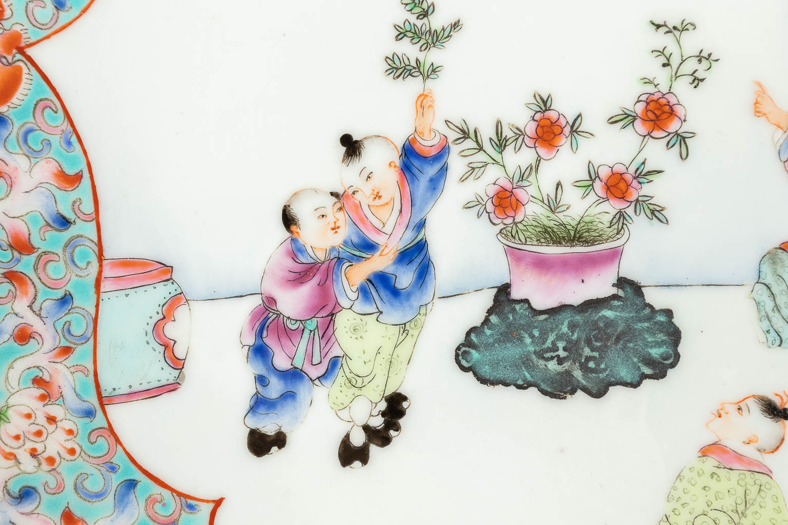Een Chinees porselein bord, versierd met spelende kinderen en een hofdame. 20ste eeuw. (D: 37,5 cm)