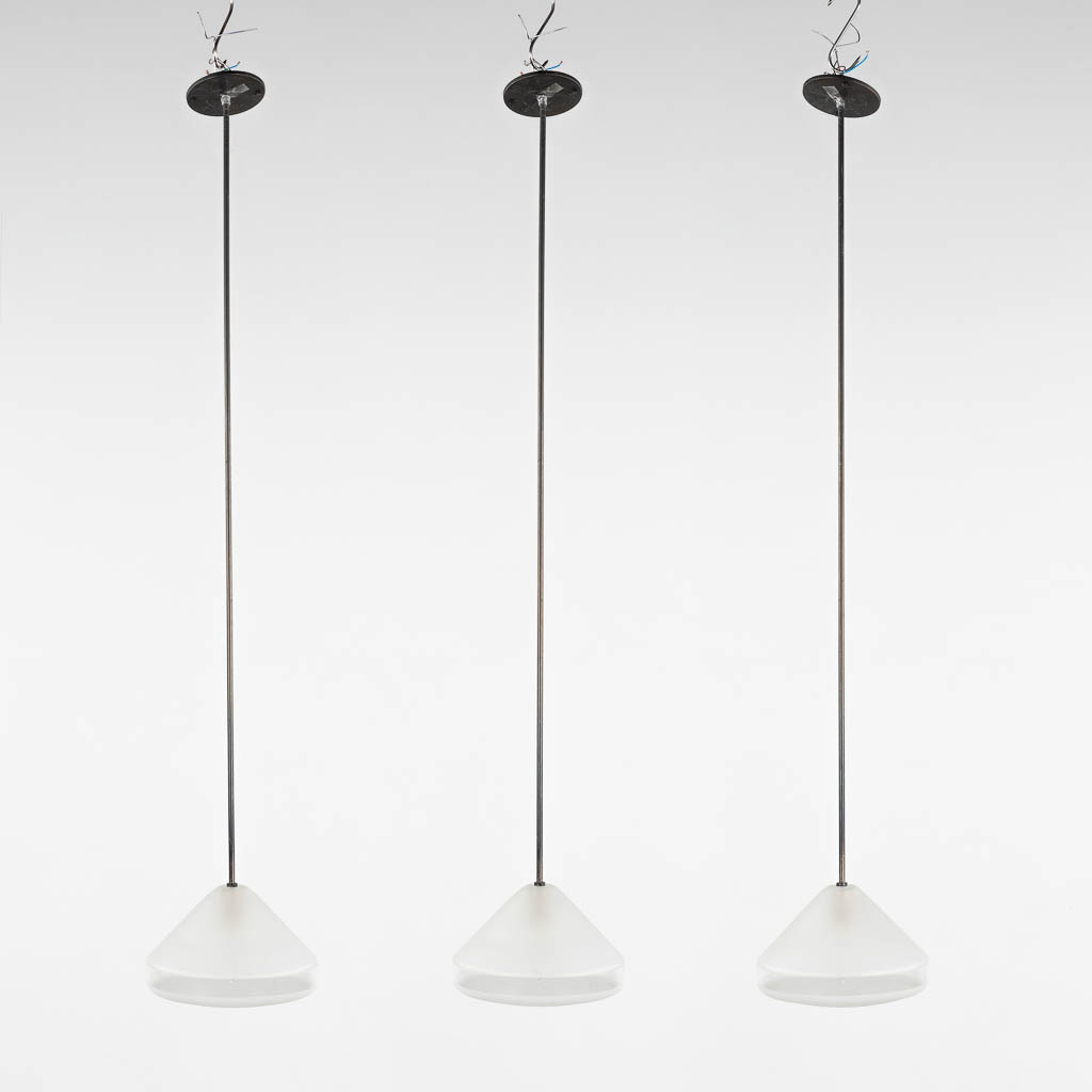 Drie identieke hanglampen, gemaakt met Scott Duran glas. Circa 1980-1990. (H:105 x D:20 cm)