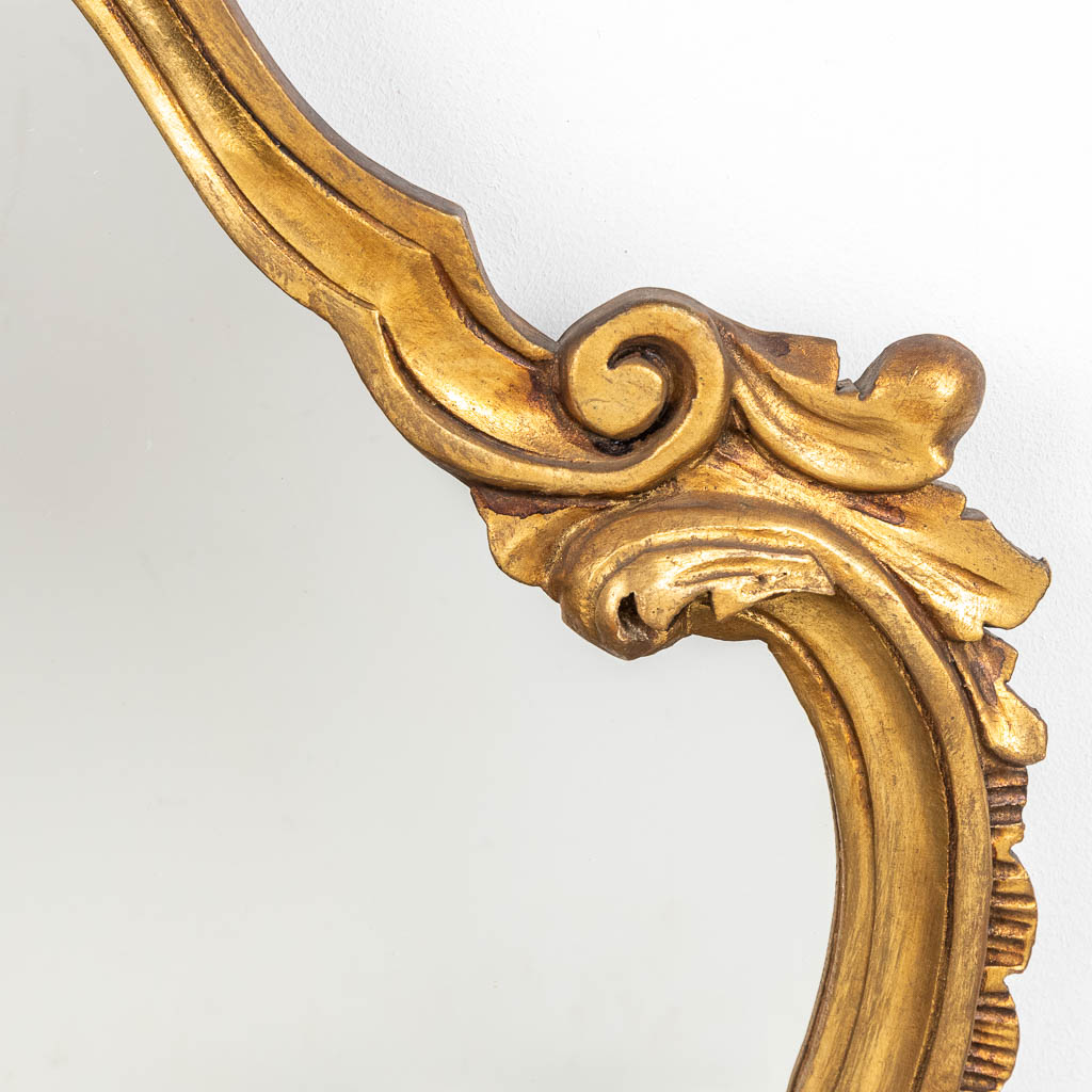 Een spiegel gemaakt uit gesculpteerd hout in Lodewijk XV stijl. (H:109cm)