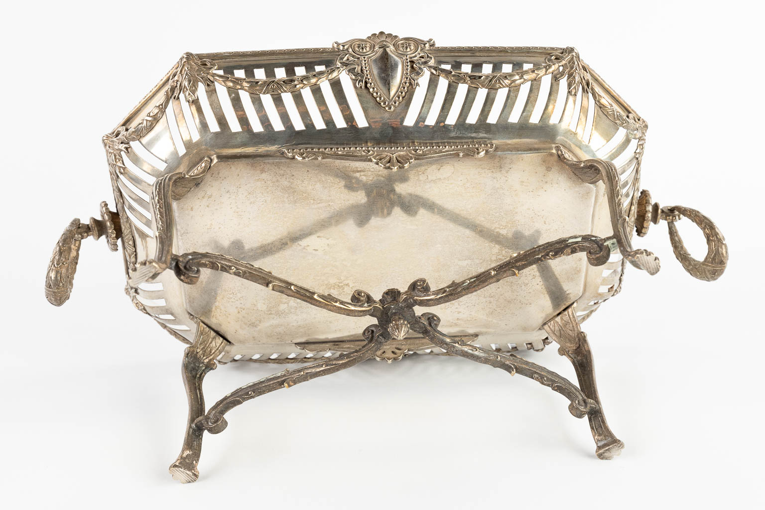 Orfèverie Wiskeman, een tazza of schaal op een basis. Verzilverd metaal in Lodewijk XVI stijl. Circa 1900. (D:19,5 x W:34 x H:1