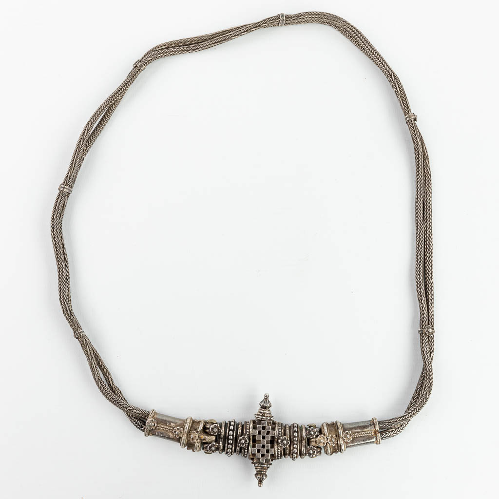 Een halsketting en een riem gemaakt uit zilver, Oosterse stijl . 
