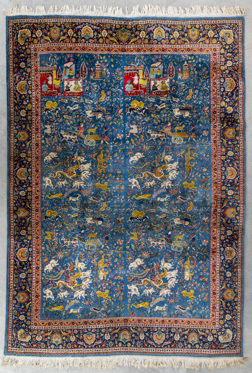 Een Oosters handgeknoopt tapijt met figuratief decor, Tabriz. (L:340 x W:243 cm)