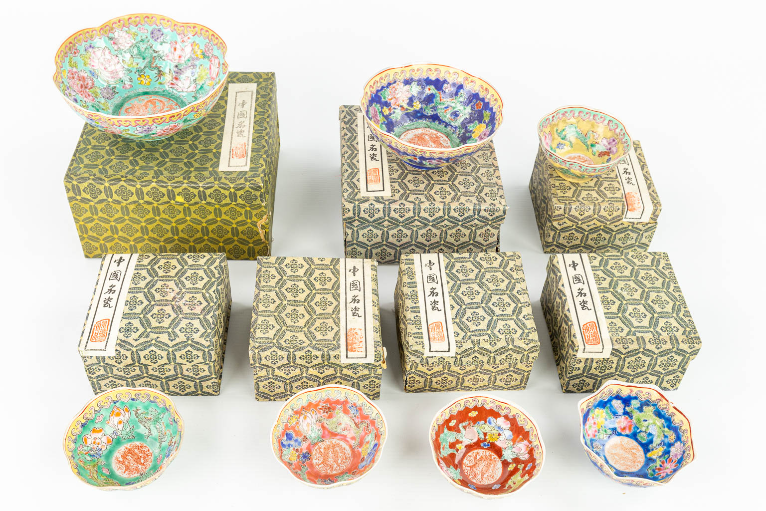 A collection of 7 Chinese bowls made of eggshell porcelain with hand-painted decor. Republic Period. (H:6cm)