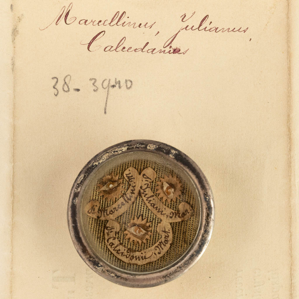Een verzegelde theca met relikwie: Ex Ossibus S.S.M.M. Marcellini, Juliani & Calcedanii