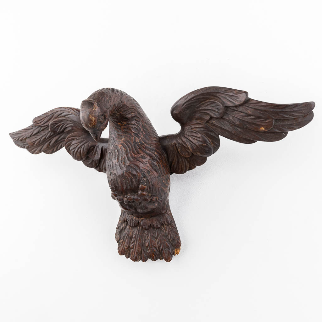 A wood-sculptured dove of peace, 19th century. (L: 12 x W: 45 x H: 25 cm)