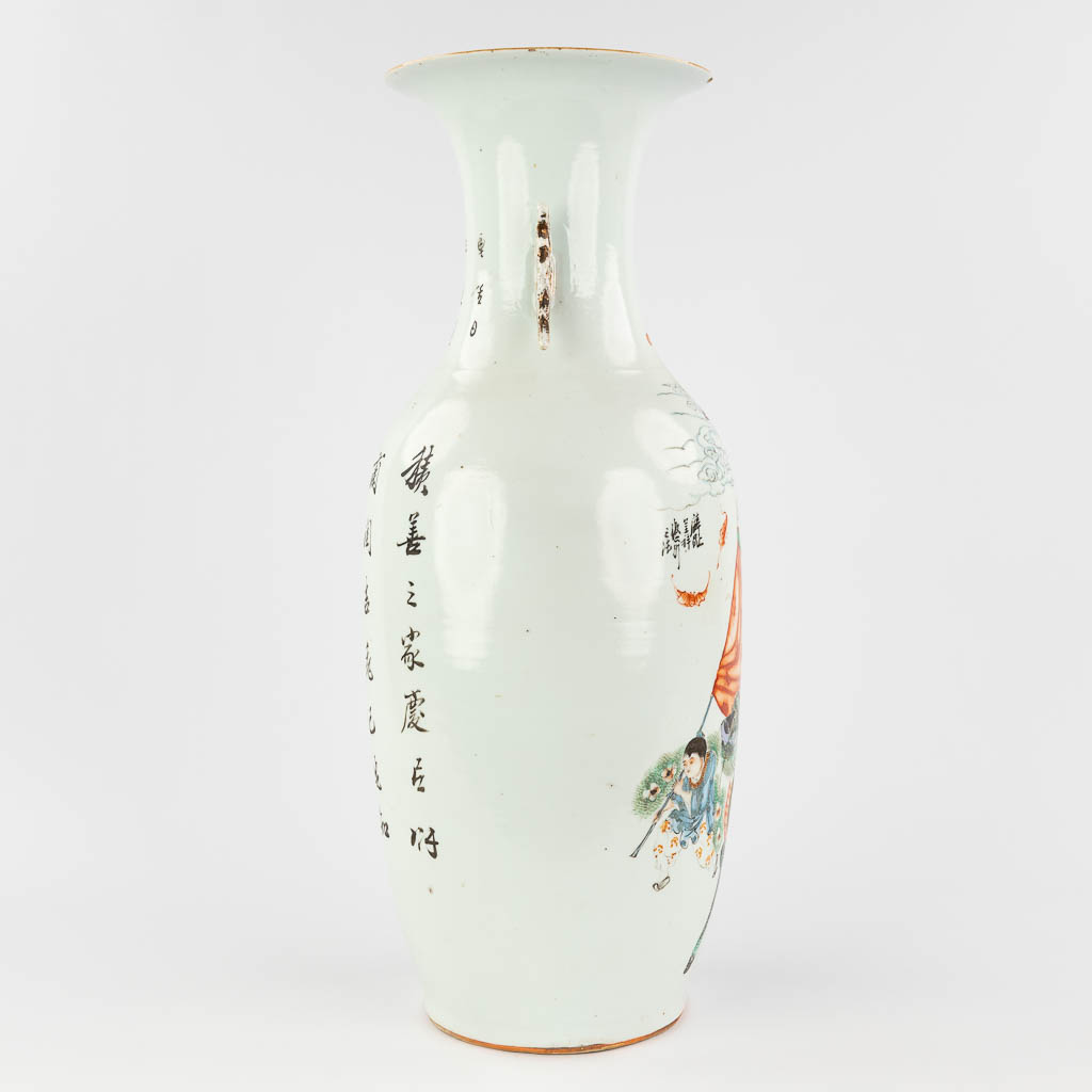 Een Chinese vaas met decor van hofdames en een foo hond. 19de/20ste eeuw. (H: 59 x D: 22 cm)