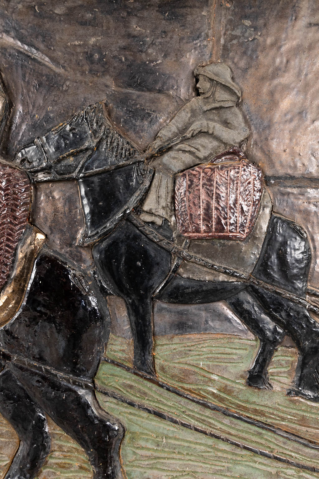 Een antiek geglazuurd terracotta schilderij 'Garnaalvissers'. (W:99 x H:78 cm)