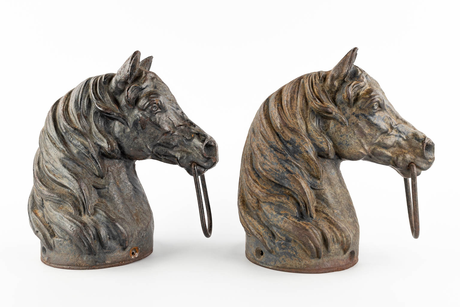 Twee decoratieve paardenkoppen, gietijzer, 20ste eeuw. (D:16 x W:25 x H:27 cm)