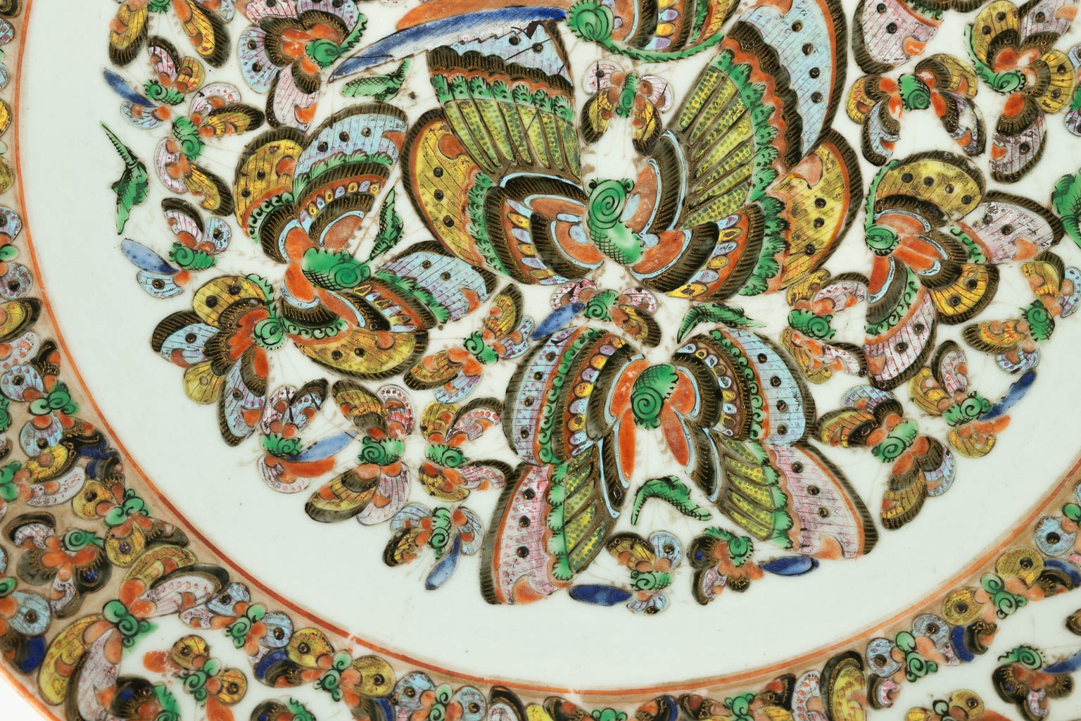 Een antiek Chinees bord 'Duizend Vlinders'. 19de/20ste eeuw. (H: 6 x D: 41 cm)