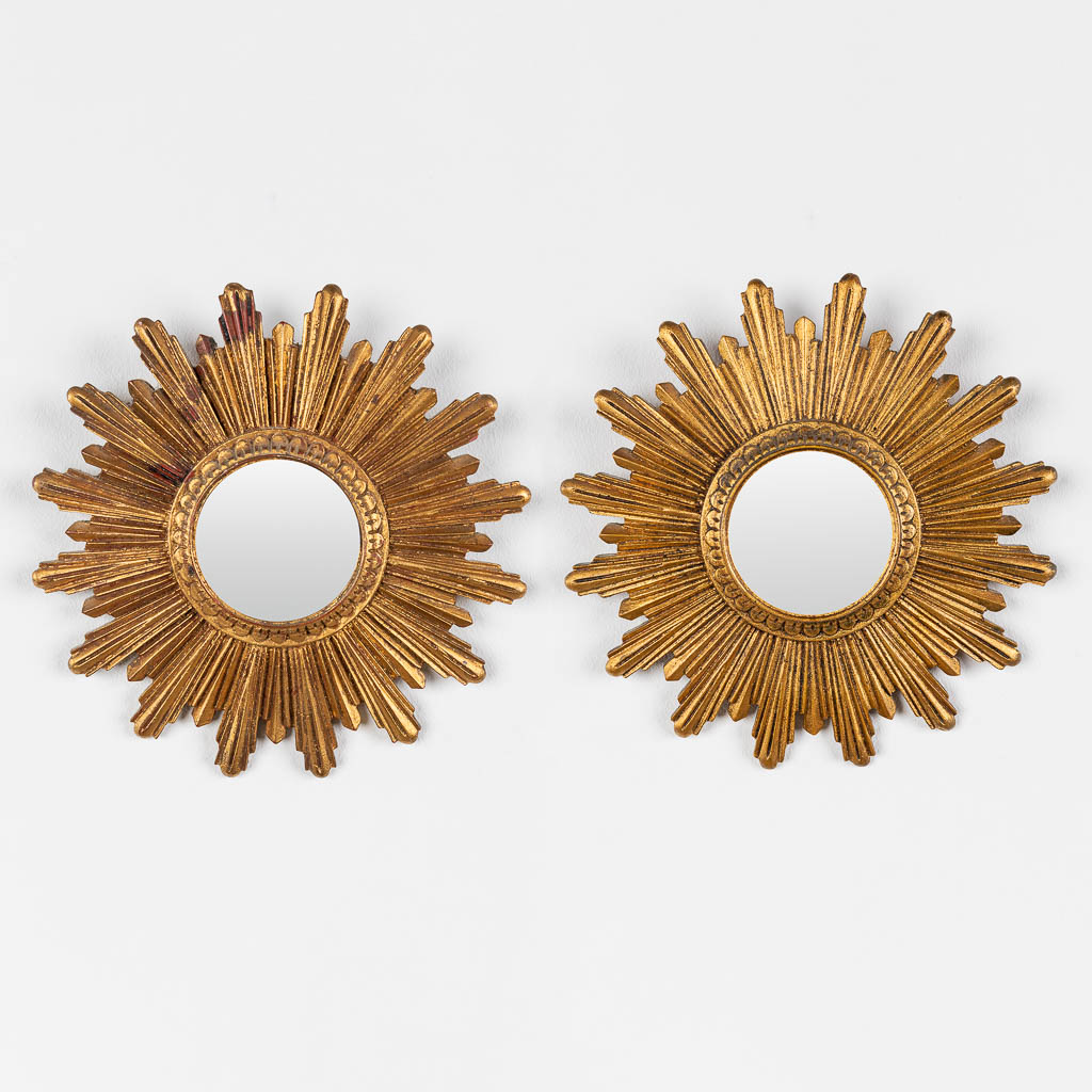 A pair of small sunburst mirrors, made of resine.  (D:25 cm)