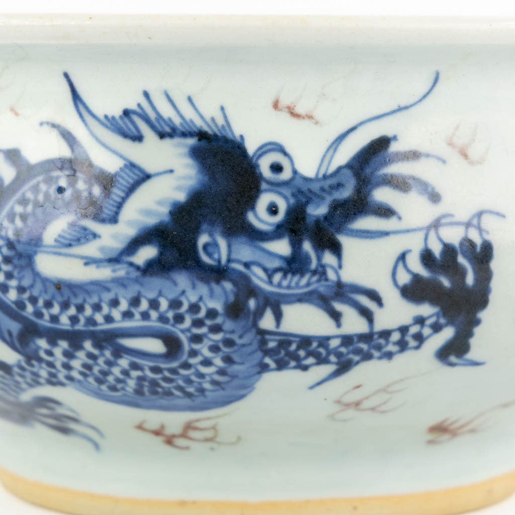 A Chinese cencer with a blue-white and red dragon decor. 19th C. (H:11 x D:21,5 cm)