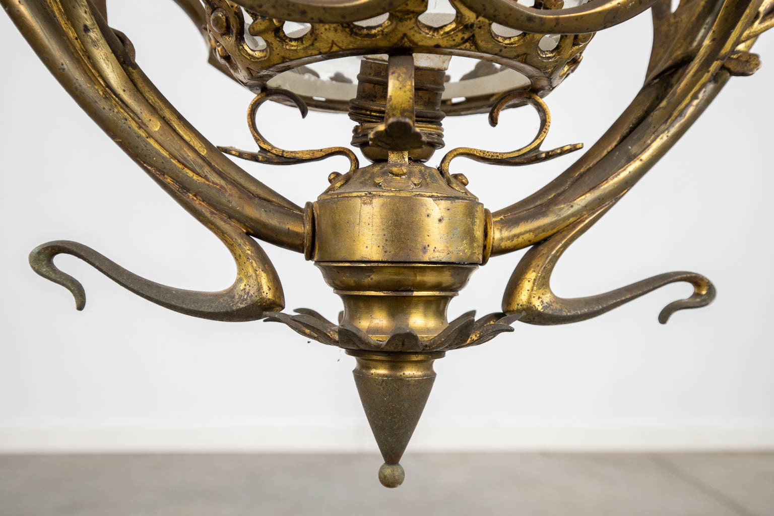 A long chandelier, bronze, art nouveau in the style of Victor Horta. Circa 1900. (D:28 x W:41 x H:160 cm)