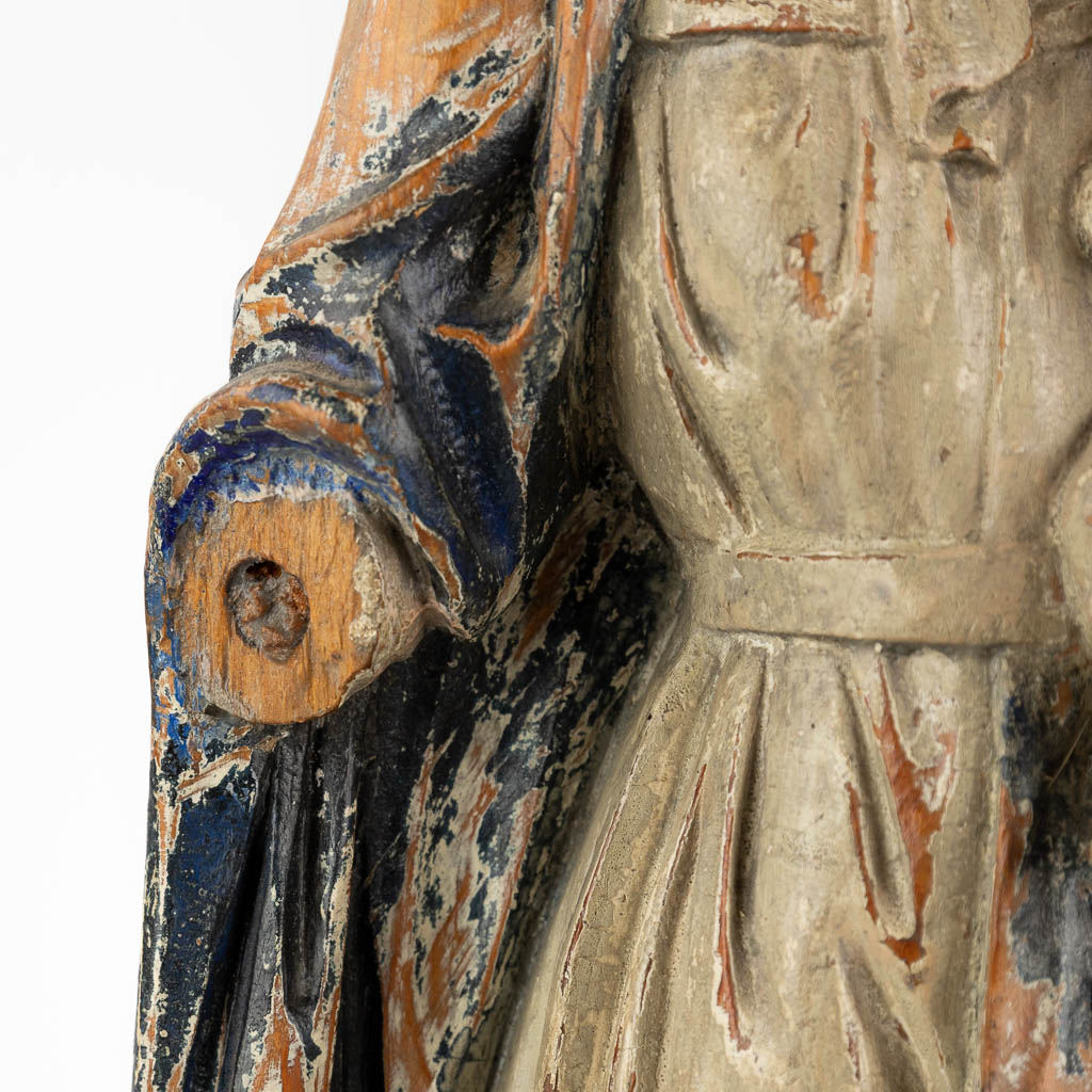 Een antieke houtsculptuur van Madonna met kind. Dennenhout, 18de eeuw. (D:11 x W:15 x H:45 cm)