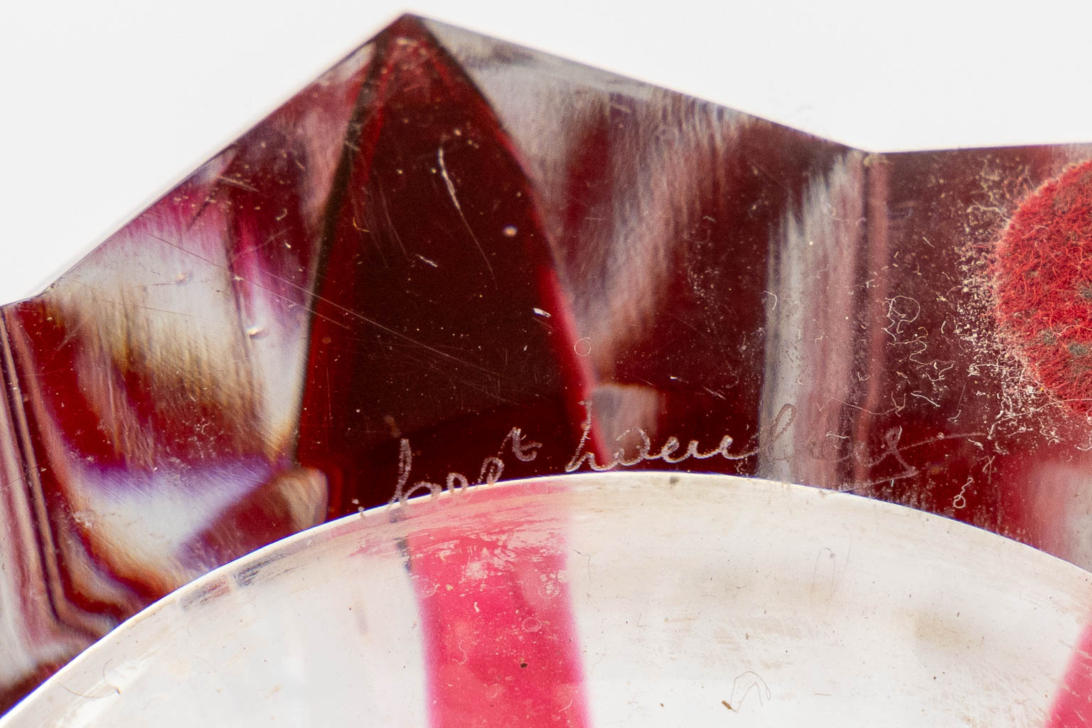 Val Saint Lambert, vier stuks geslepen en gekleurd kristal. (H:31 x D:19 cm)