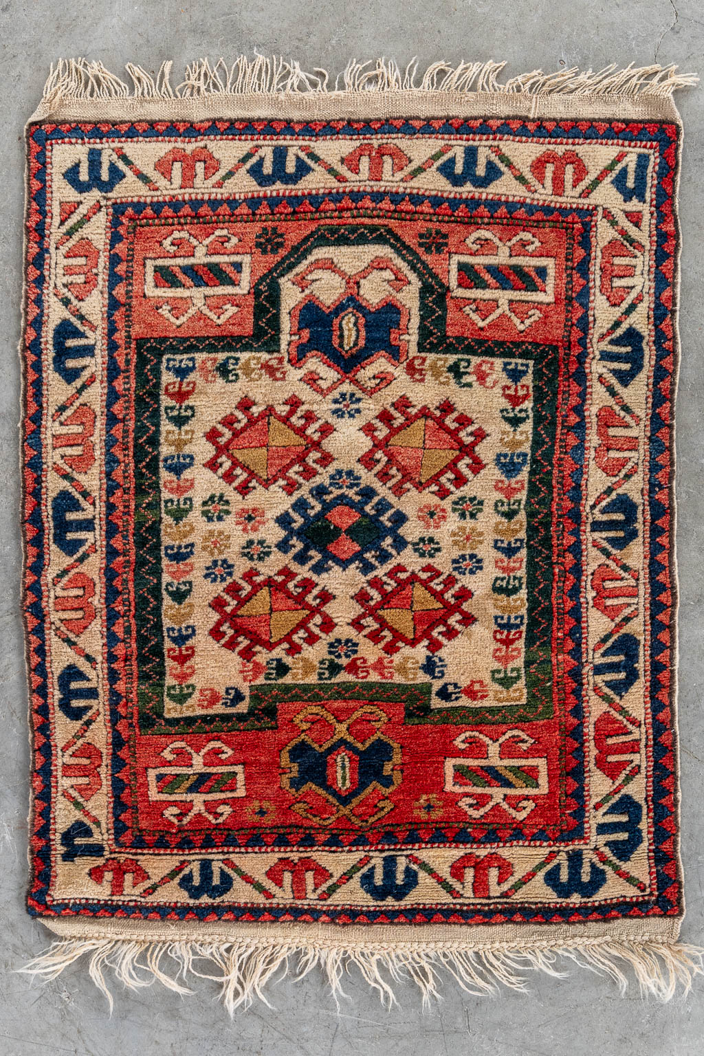 Een Oosters handgeknoopt tapijt, Kazak. 
