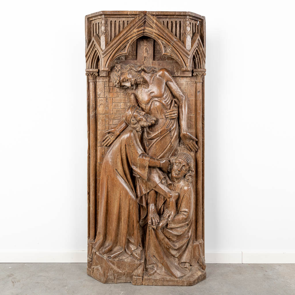 Een antieke houtsculptuur 'De Kruisafname', gesculpteerde eik, 18de eeuw. (W:65 x H:143 cm)