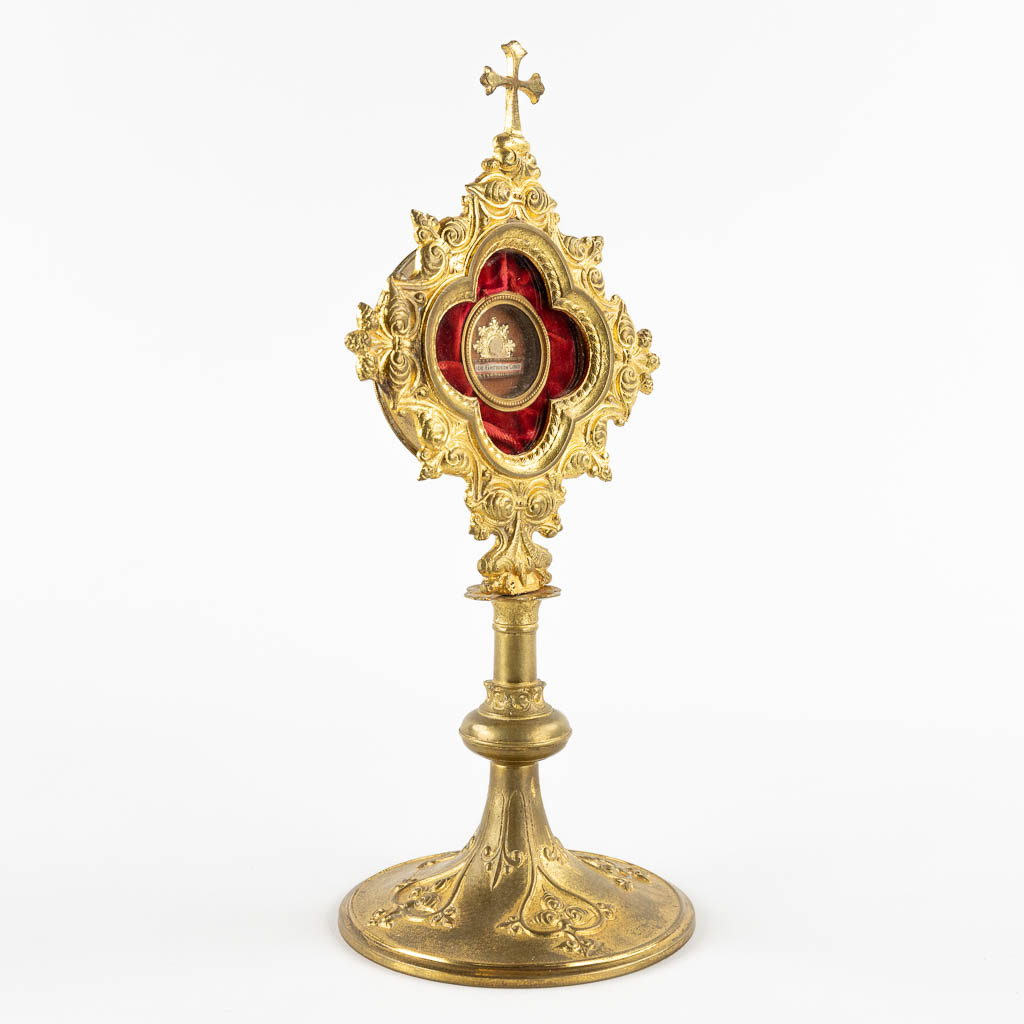 A reliquary monstrance with a sealed theca 