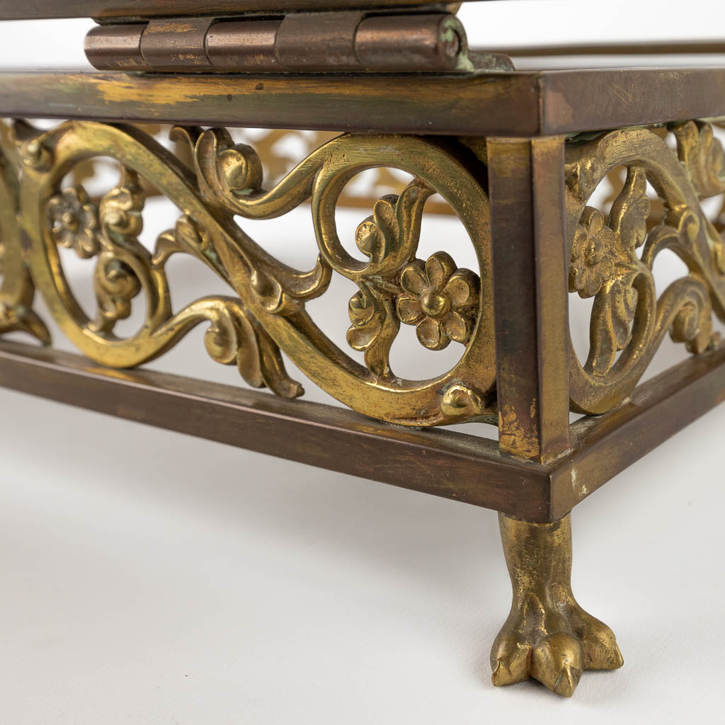 A lectern, bronze in a Gothic Revival style. Circa 1900. (D:30 x W:44 x H:35 cm)
