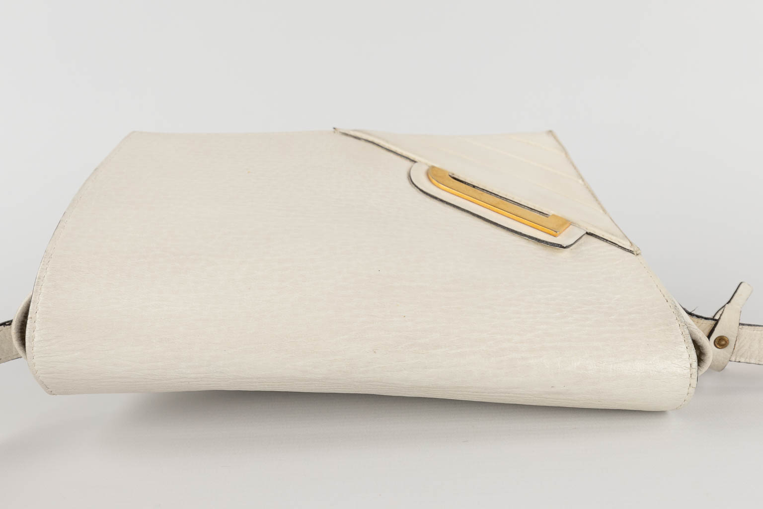 Delvaux, a cross body handbag, white leather. (W:22 x H:22 cm)