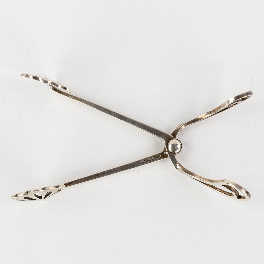 A sugar tongs made of silver in art nouveau periode. 14,40g. 935/1000. (W: 10 cm)