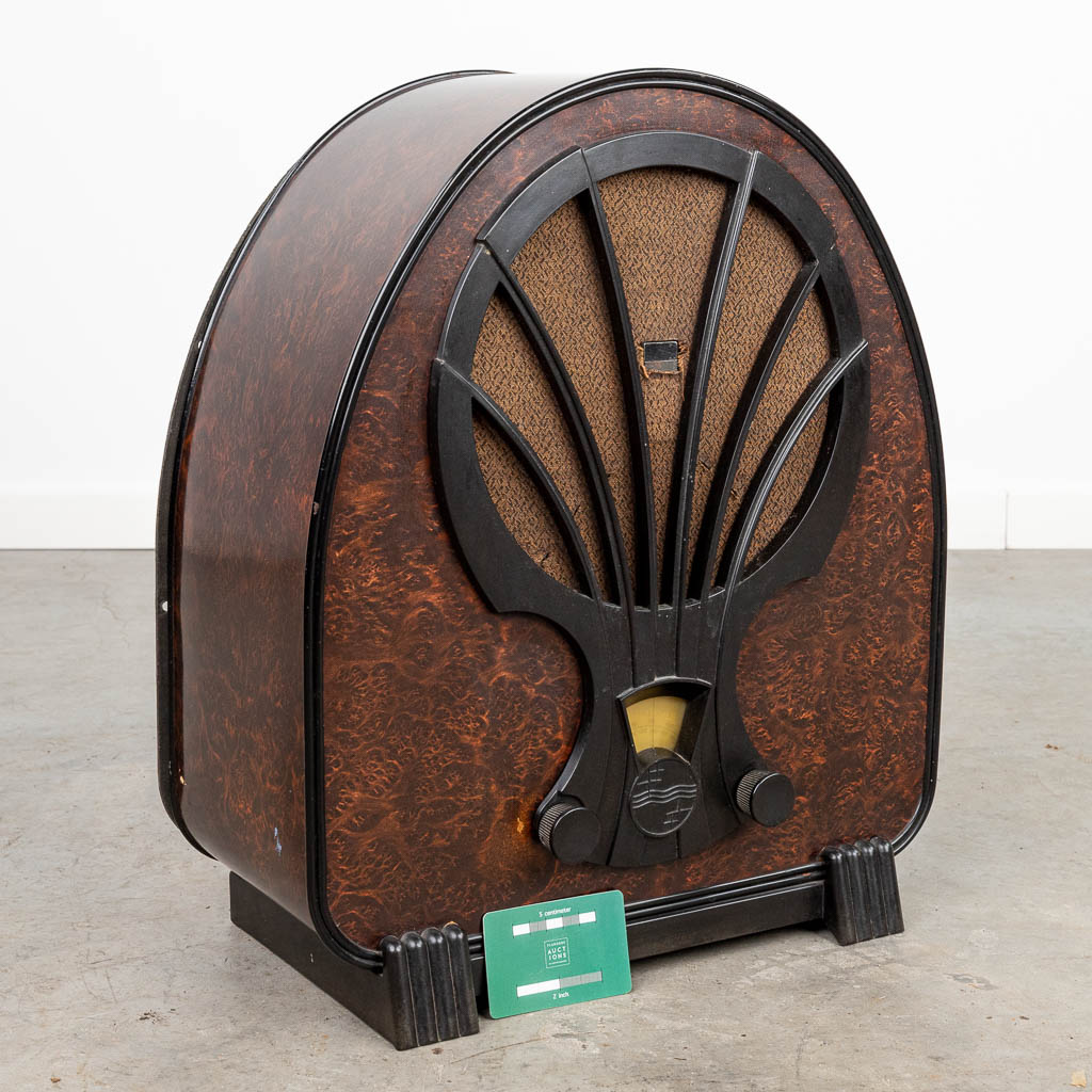 A radio made of bakelite by Philips, around 1927. (H:49cm)