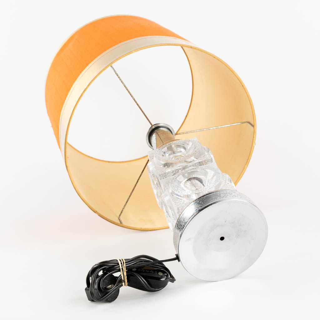 A mid-century table lamp, chromed metal and glass. Circa 1970. (H:37 x D:12,5 cm)