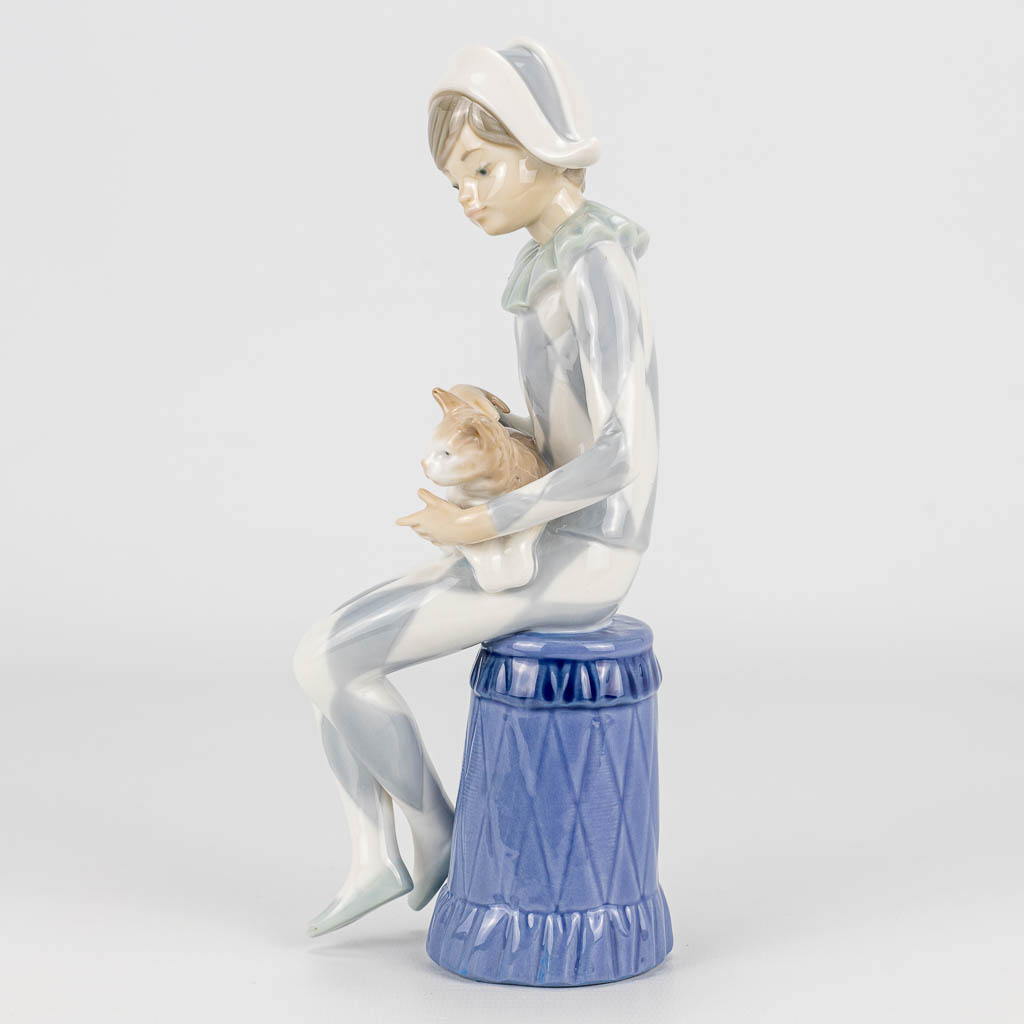 A figurative Harlequin made of glazed porcelain and made by Lladro in Spain. 20th century. 